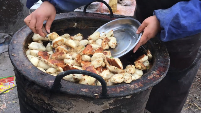 安徽大叔集市做水煎包17年,两块钱12个!再配一碗胡辣汤,吃到撑