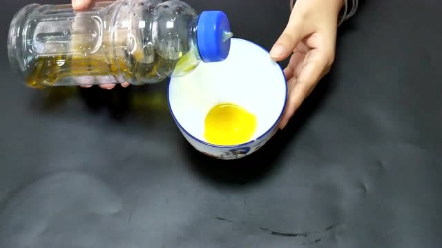不要提着油桶倒油了,教你自制油壶,方法简单,比买的好用