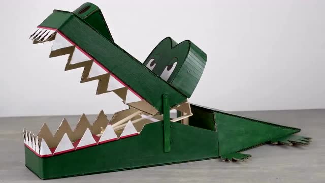 用纸板diy鳄鱼玩具,太有创意了,看看他是怎么做的