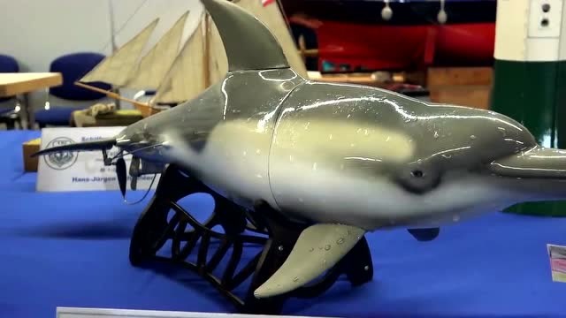 做工精美的机械海豚,下水那一刻好逼真!