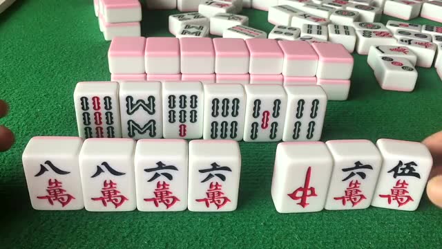 小伙第一次打红中麻将,拿到一个红中不知道胡什么,观察了半天