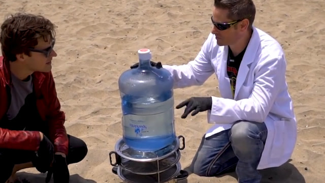 一款超神奇的海水蒸馏神器,蒸馏海水分分钟的事情,原理还特别简单