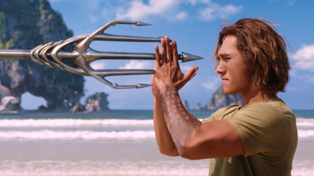 拿鱼叉的不一定是闰土,他也有可能是超级英雄海王,dc首位下海英雄