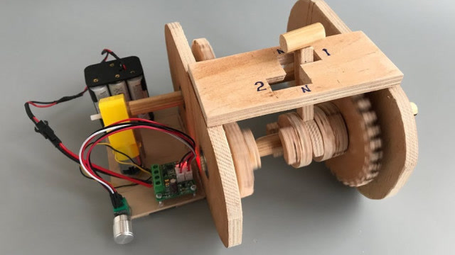外国牛人拿木板自制三档变速箱,汽车如何变速看一眼成品就能懂!