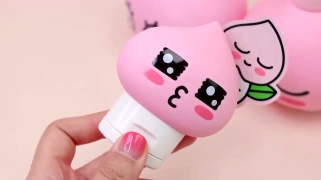 二次元少女的化妆品竟然全是粉红色的小屁桃,太萌了