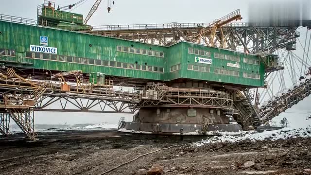 实拍巨无霸链斗挖掘机rk5000移动,这过程看着真复杂