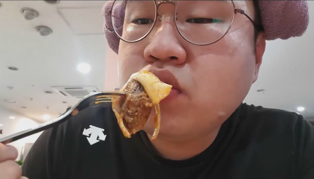 韩国吃货胖哥,吃炒年糕,炒饭,炸猪排,芝士拉面,吃的真馋人