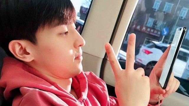 本以为邓伦在拍戏,他却偷偷回了老家还胖出双下巴,近照手太吸睛