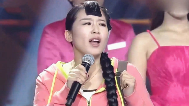 "磨叽姐"李静高音演唱《美了美了》,一开嗓观众掌声雷鸣,声音太性感