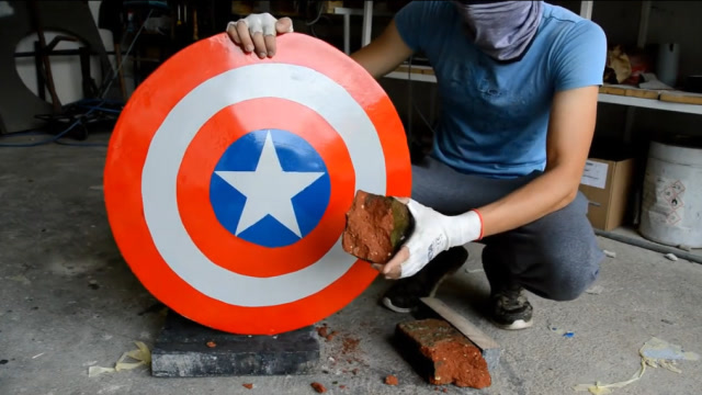 老外自制美国队长盾牌,刚开始以为很普通,拿出砖头才是震撼的开始