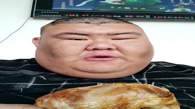 尸斑哥吃肘子肉配烧鸡,根本不够吃,吃相很销魂