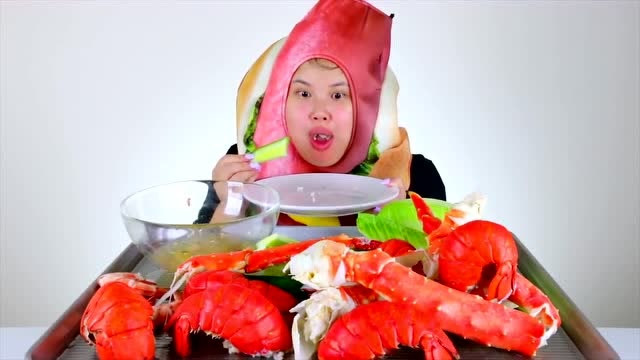 美食圈:胖妞吃海鲜大餐,有龙虾,帝王蟹和斑节虾!
