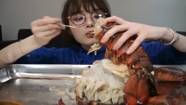 小姐姐阿尤吃波士顿大龙虾,不好啃啊,直接上斧头!网友:这变质了吧?