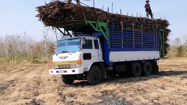 问下货车司机,这样装货真敢开吗?超高这么多不怕侧翻吗?