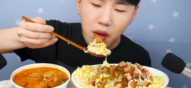 donam小哥吃米饭超香,配上火腿和泡菜大口吃的好过瘾
