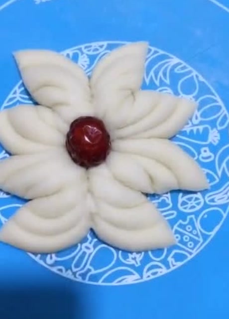 这个馒头很有趣,面食做成的莲花,好吃得很,快来试试看