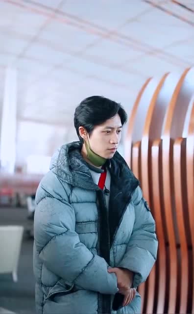 魏晨现身机场,素颜沧桑了不少,绿色口罩还是很抢镜的!