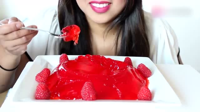 小姐姐吃野草莓果冻,看起来水嘟嘟,吃起来特别q弹