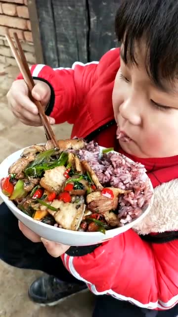 农村小孩在家吃饭,大口大口的吃啊,小小年纪就这么能吃吗?