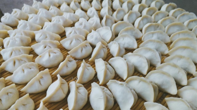 河南农村包饺子:烧起地锅煮萝卜丝,配上五花肉和大葱,看看中不中