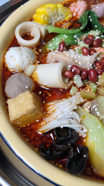 昨天在一个酒吧里发现了特色美食辣糊糊火锅