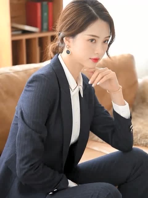 时尚模特梦娜,优雅的衬衣搭配时尚小西服,你们感觉怎么样?