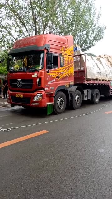 卡车司机小辉辉,谢天谢地没翻路上,这下可能耽误到货时间了!