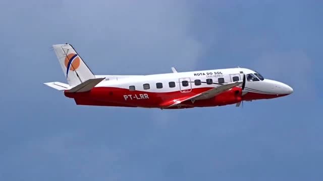 实拍螺旋桨支线客机起飞,大家知道它的型号吗?