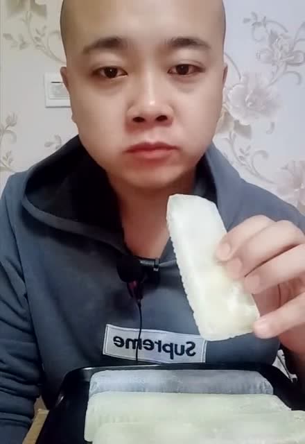 吃冰飞哥吃长条纯冰,一口接一口的嘎嘣脆,吃的真过瘾!