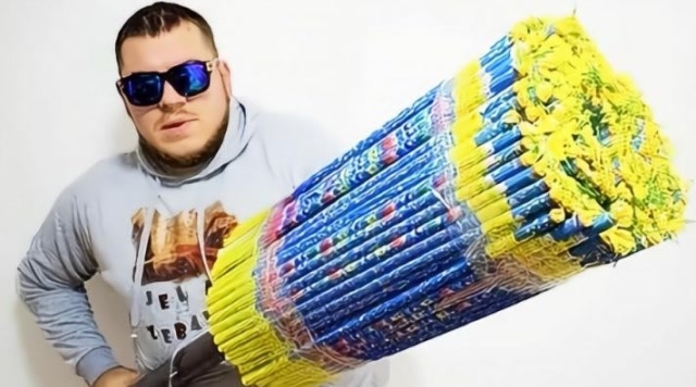 作死小哥同时点燃3千响的彩珠筒,场面震撼