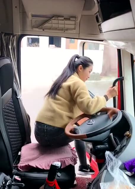 卡车女司机朵朵,这是什么情况?东西都不吃了着急下去
