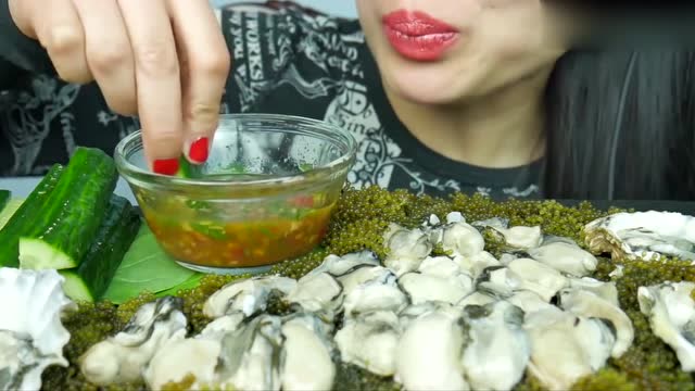 都说生蚝是女人的" 美容院",小姐姐你慢点吃,别补大发了