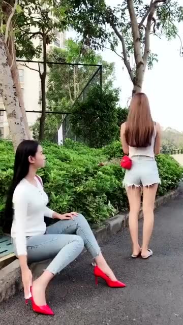 美女被路人踩到脚后, 路人的做法让美女无奈