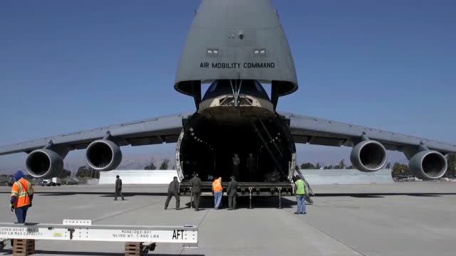 军事装备:c-5m超级银河运输机满载起飞
