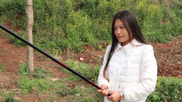 村花广州漂泊真得累了,回农村亲自钓鱼做饭,团圆饭温情令人落泪