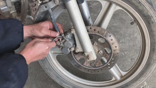摩托车碟刹抱死维修技巧,修车师傅教你怎么维修,非常简单