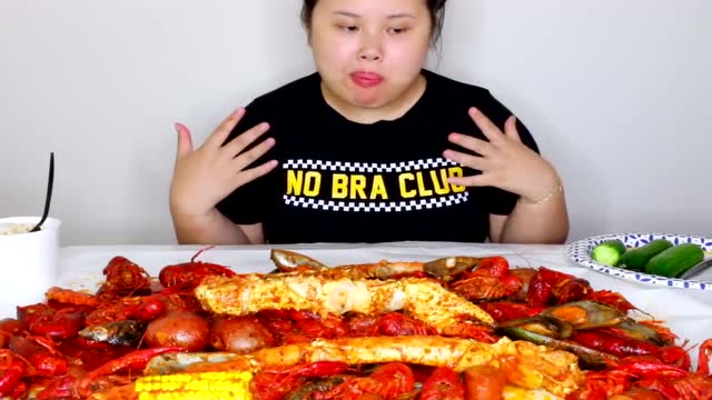 胖妞吃海鲜大餐:帝王蟹 小龙虾 贻贝,看着都嘴馋