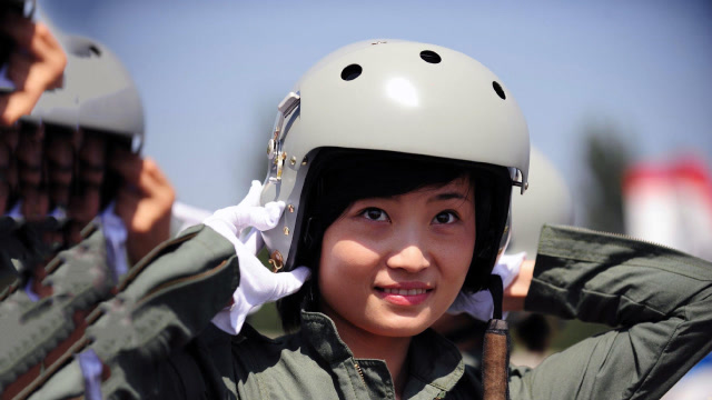 空军又有动作!歼20女飞行员终于亮相,美直呼:我有点慌!