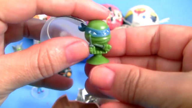 打开圆圆的奇趣蛋,里面是一个忍者神龟,好酷啊!