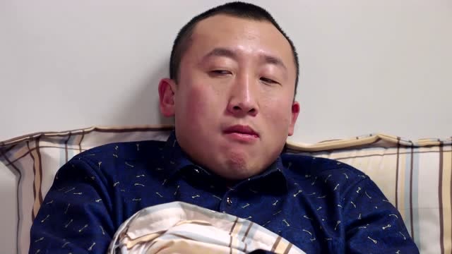 铁大壮半夜想查看安梅手机,恰好一个电话过来泡了汤