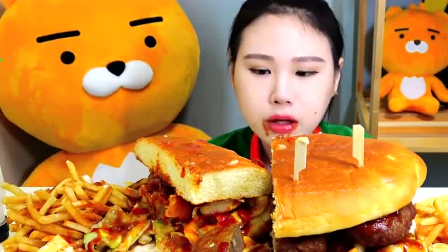 吃播:韩国美女大胃王吃超大汉堡,吃之前先锯开