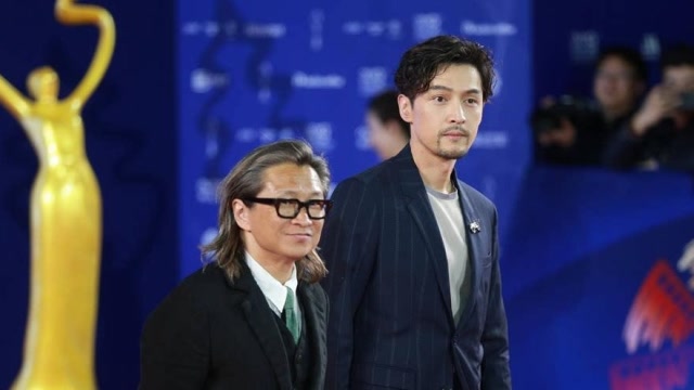 胡歌蓄起胡渣,携手陈可辛导演走上红毯,为电影《李娜》做足宣传