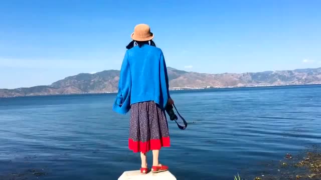 和我奶奶去海边,从背影你能看出她是个老年人吗