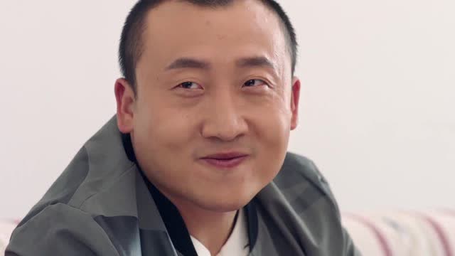 铁大壮躺在床上发呆,难以接受窗花复婚的事实