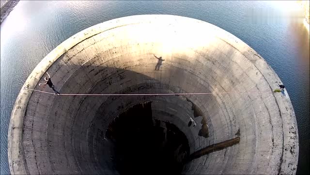 在伊瓦努湖上的荣耀洞 看着脚都软了