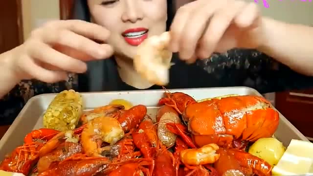 美女狂吃小龙虾,这小嘴好诱人