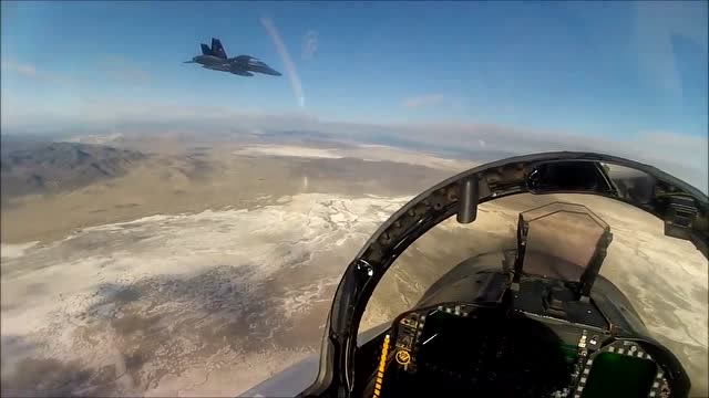 f-18战斗机飞行员的视角,驾驶舱还有后视镜