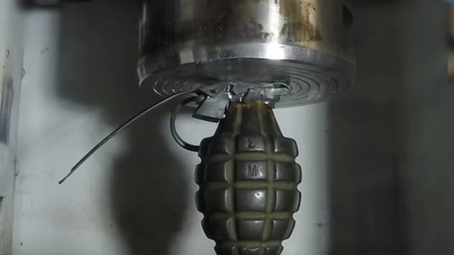 老外太疯狂,竟然用液压机压爆手雷,画面太美!