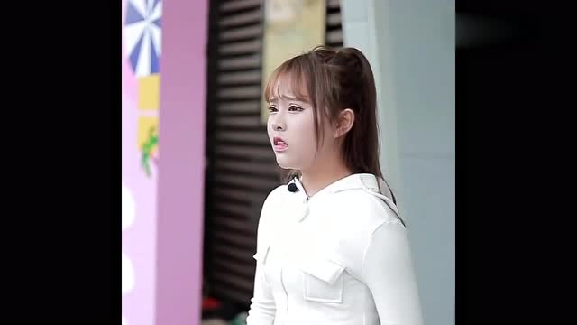 可乐街边发传单,屡屡被拒,娜娜上前帮忙,画面太甜了!