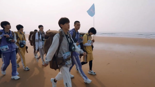 创造营2019:学员们海边拉练途中歌曲串烧,唱什么歌的都有